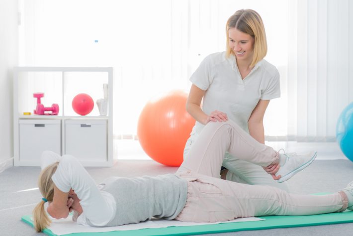 liebevolle therapeutin mit patientin